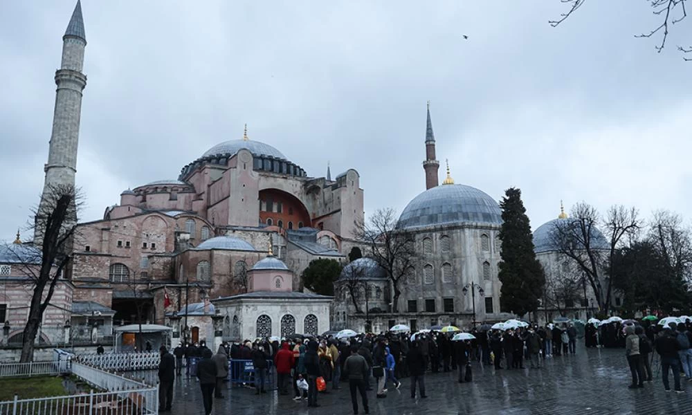 Εθνικιστική υστερία μπροστά στην Αγιά Σοφιά: Λευτεριά στην Ιερουσαλήμ και στο τέμενος Αλ-Ακσά
